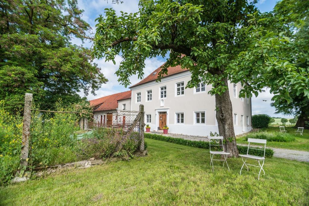 Historischer Pfarrhof Niederleierndorf Langquaid Экстерьер фото